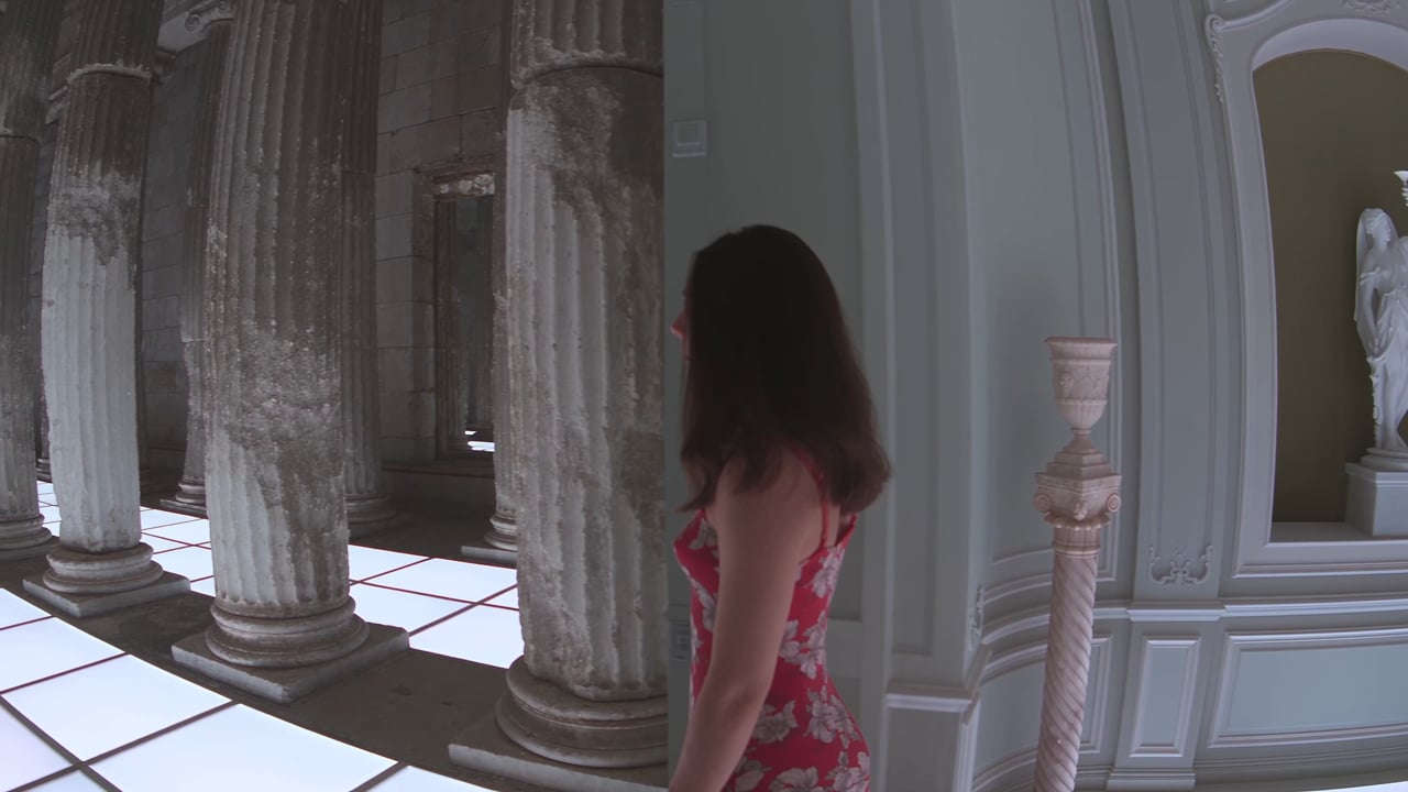 Una donna tra colonne e un pavimento luminoso, fotogramma di Untitled, 2026