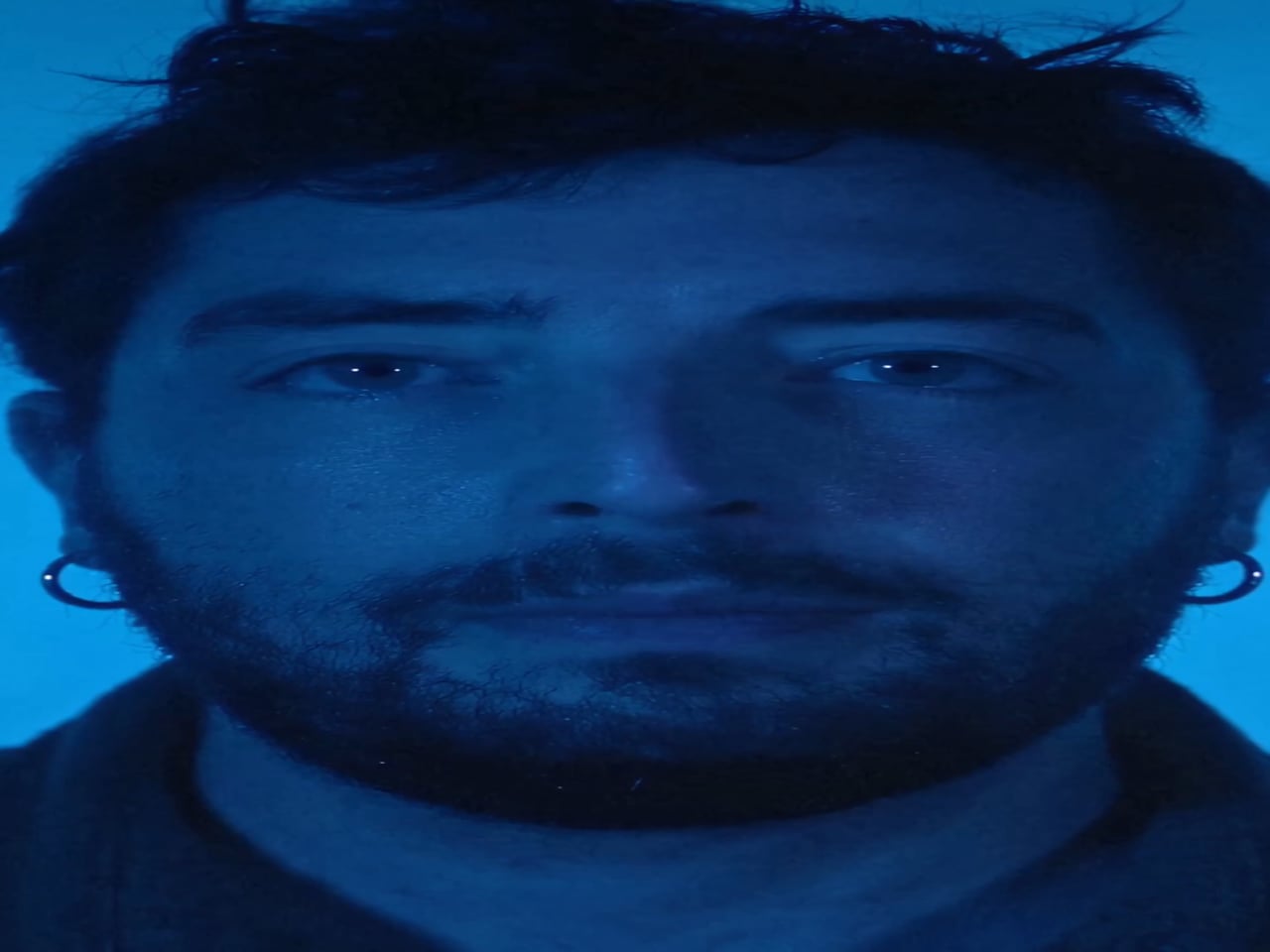 Autoritratto di Daniele Micheletti, illuminato di blu